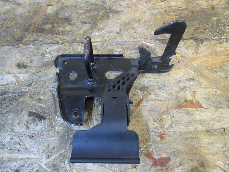 захватный крюк капота Audi A6 4F/C6 2006, 4F0823480B - фото №1