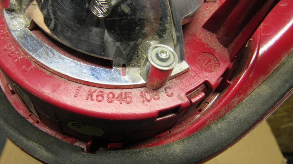 фонарь крышки багажника правый Volkswagen Golf 5 поколение 2008, 1.4 л., BUD, бензин, АКПП, хетчбэк 5 дв., 1K6945108C - фото №1