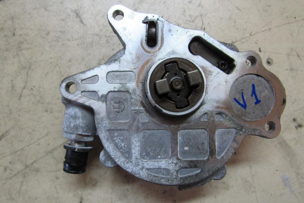 насос вакуумный Volkswagen Golf Plus 1 поколение 2005, 2.0 л., дизель, хетчбэк 5 дв., 03L145100F - фото №1