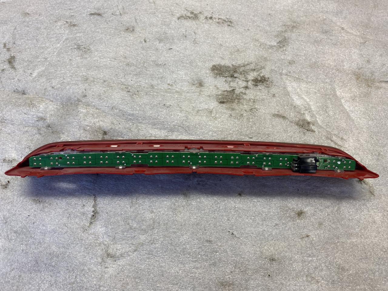 дополнительный стоп-сигнал Volkswagen Tiguan 1 поколение 2010, 2.0 л., CFFD, дизель, внедорожник 5 дв., 1K6945097A - фото №1