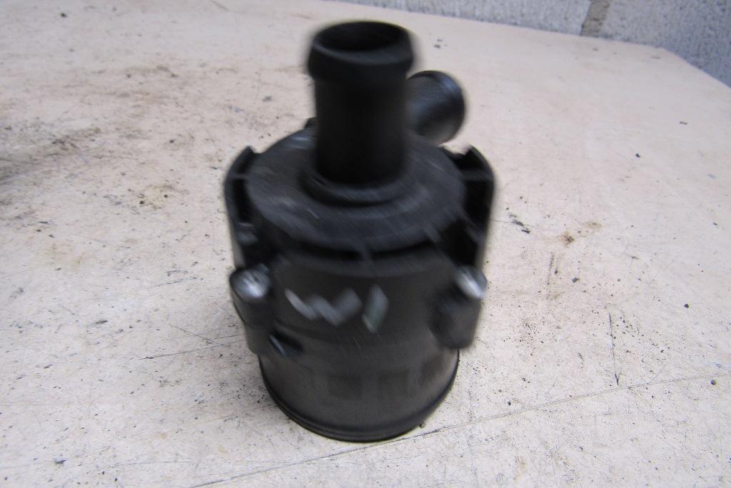 насос антифриза дополнительный Volkswagen Golf 6 поколение 2009, 1.8 л., CDAA, бензин, хетчбэк 5 дв., 5Q0965561G - фото №1