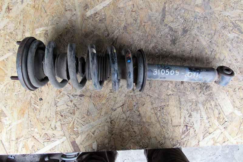 амортизатор передний левый Mitsubishi Pajero 3 поколение 2000, 3.2 л., 4M41, дизель, внедорожник 5 дв., 4062A002 - фото №1