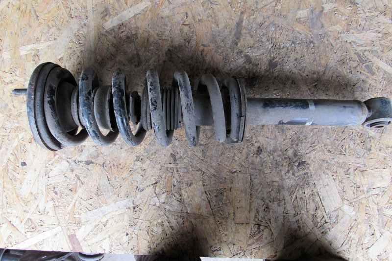 амортизатор передний правый Mitsubishi Pajero 3 поколение 2000, 3.2 л., 4M41, дизель, внедорожник 5 дв., 4062A002 - фото №1