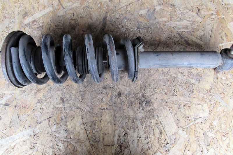 амортизатор передний левый Mitsubishi Pajero 3 поколение 2000, 3.2 л., 4M41, дизель, внедорожник 5 дв., 4062A002 - фото №1