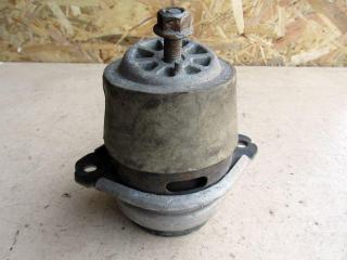 подушка крепления двигателя Volkswagen Touareg 1 поколение 2002, 4.2 л., бензин, внедорожник 5 дв., 7L6199133A