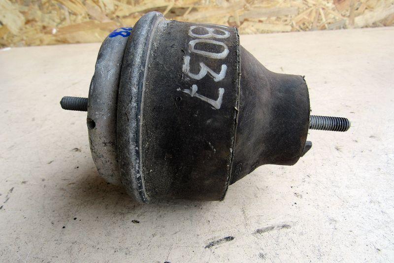 подушка крепления двигателя Audi A4 B5 1995, 1.8 л., AFY, бензин, седан, 8D0199379S - фото №1