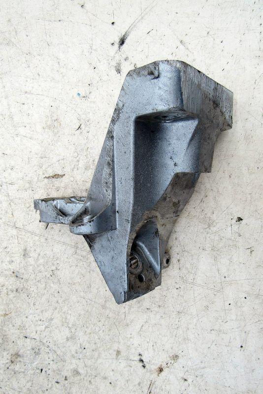 кронштейн двигателя Volkswagen Touareg 2 поколение 2011, 3.0 л., дизель, внедорожник 5 дв., 7L8199307F - фото №1