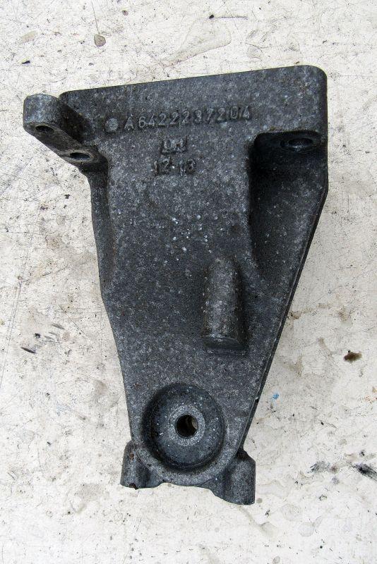 кронштейн двигателя Mercedes-Benz S-Класс W222/C217/A217 2014, 3.0 л., дизель, седан, 6422237204.642223 - фото №1