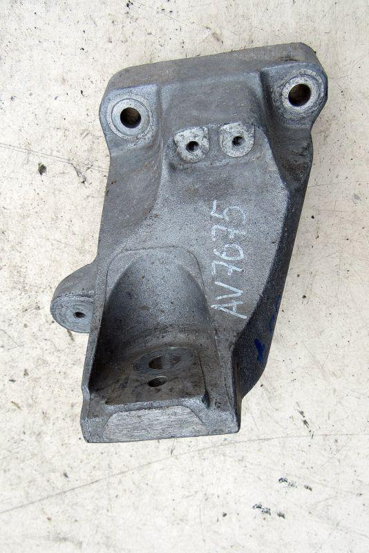 кронштейн двигателя Audi Q7 4L 2009, 4.2 л., дизель, внедорожник 5 дв., 7L8199307B - фото №1