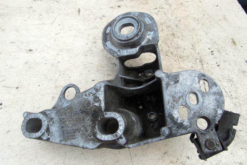 кронштейн двигателя Audi A4 B7 2004, 1.8 л., BFB, бензин, седан, 4B0199352B - фото №1