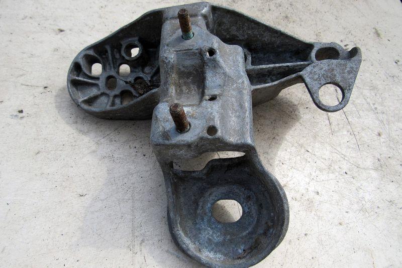 кронштейн двигателя Audi A4 B7 2006, 1.8 л., BFB, бензин, седан, 4B0199351B - фото №1