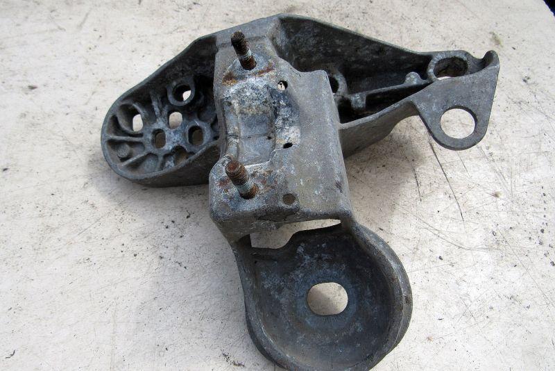 кронштейн двигателя Audi A4 B7 2006, 1.8 л., BFB, бензин, седан, 4B0199351D - фото №1