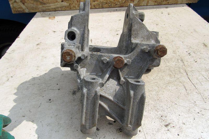 кронштейн двигателя Volkswagen Multivan T5 2003, 2.5 л., дизель, минивэн, 070199343B - фото №1