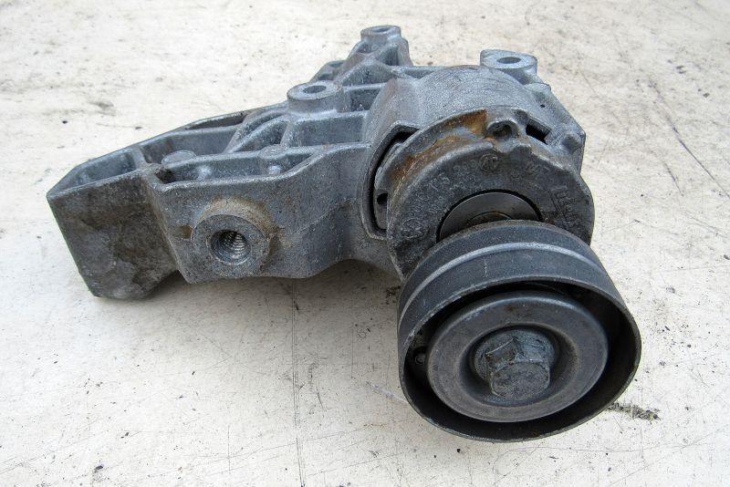 кронштейн компрессора кондиционера Volkswagen Golf 6 поколение 2008, 1.4 л., CAXA, бензин, хетчбэк 5 дв., 03C903143B - фото №1