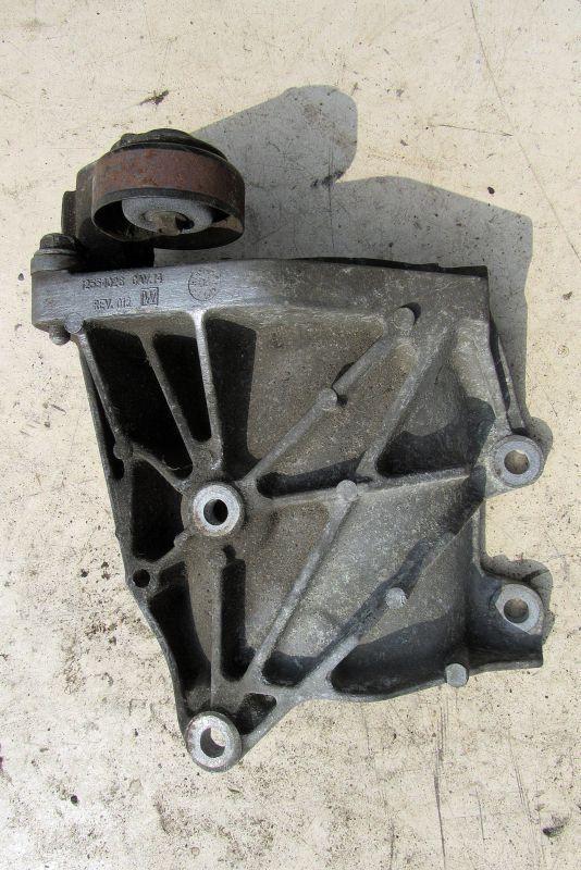 кронштейн компрессора кондиционера Hummer H2 1 поколение 2004, 6.0 л., LQ4, бензин, внедорожник 5 дв., 12554026 - фото №1