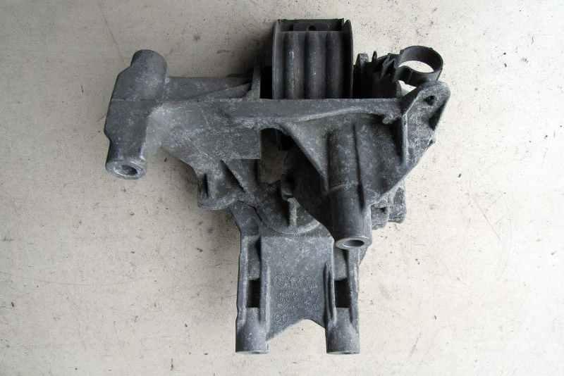 подушка крепления двигателя Volkswagen Multivan T5 2003, 2.5 л., дизель, минивэн, 070199343B - фото №1