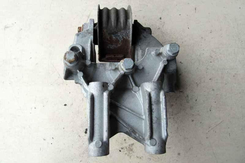 подушка крепления двигателя Volkswagen Multivan T5 2003, 2.5 л., дизель, минивэн, 070199343B - фото №1