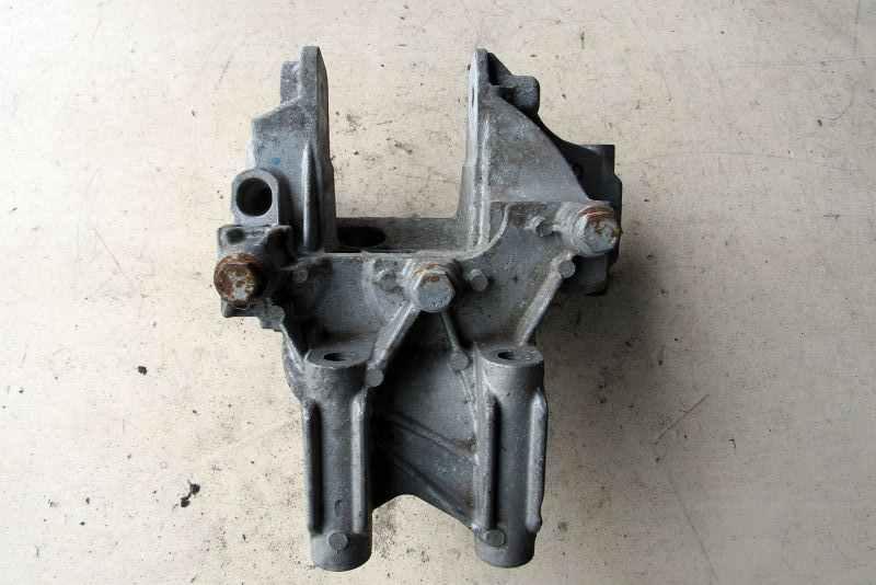 подушка крепления двигателя Volkswagen Multivan T5 2003, 2.5 л., дизель, минивэн, 070199343B - фото №1