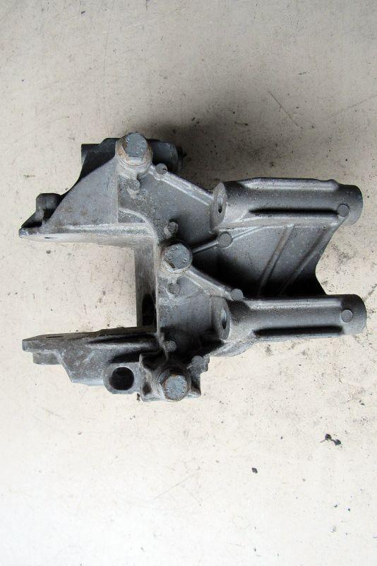 подушка крепления двигателя Volkswagen Multivan T5 2003, 2.5 л., дизель, минивэн, 070199343B - фото №1