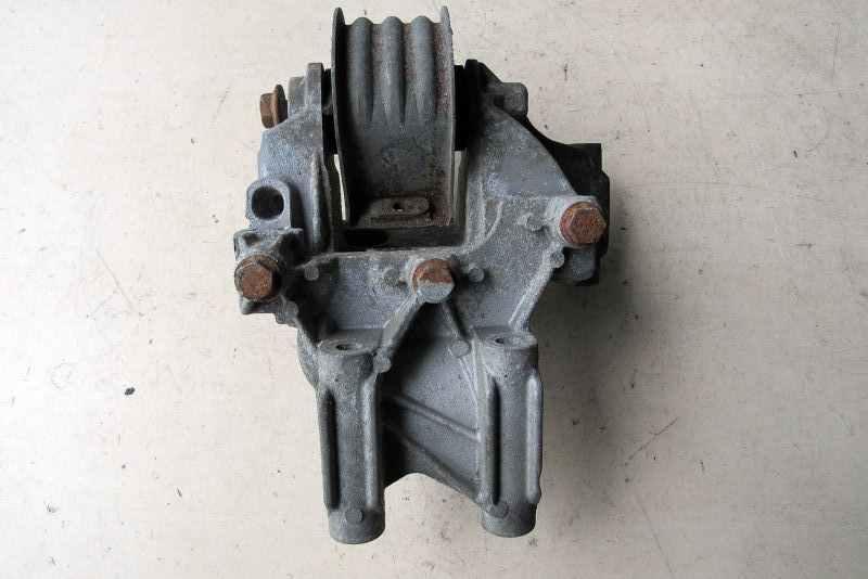 подушка крепления двигателя Volkswagen Multivan T5 2003, 2.5 л., дизель, минивэн, 070199343B - фото №1