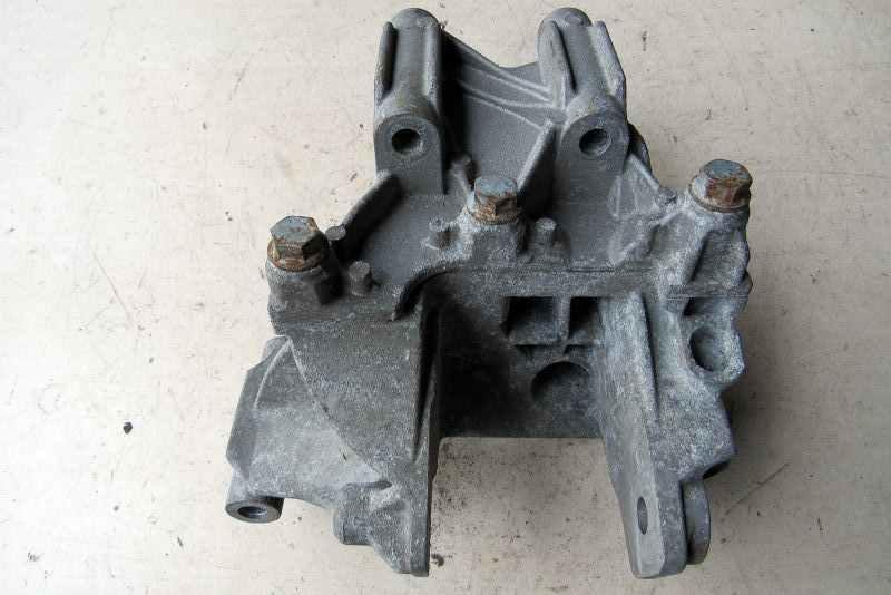 подушка крепления двигателя Volkswagen Multivan T5 2003, 2.5 л., дизель, минивэн, 070199343B - фото №1