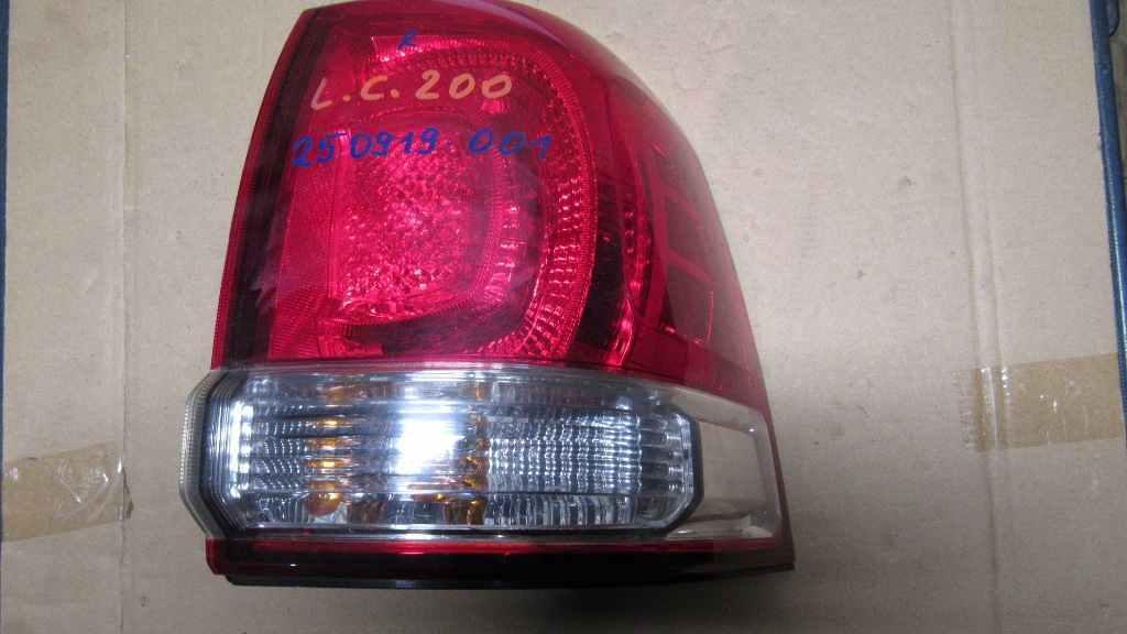 фонарь задний правый Toyota Land Cruiser J200 2011, 4.7 л., бензин, АКПП, внедорожник 5 дв. - фото №1