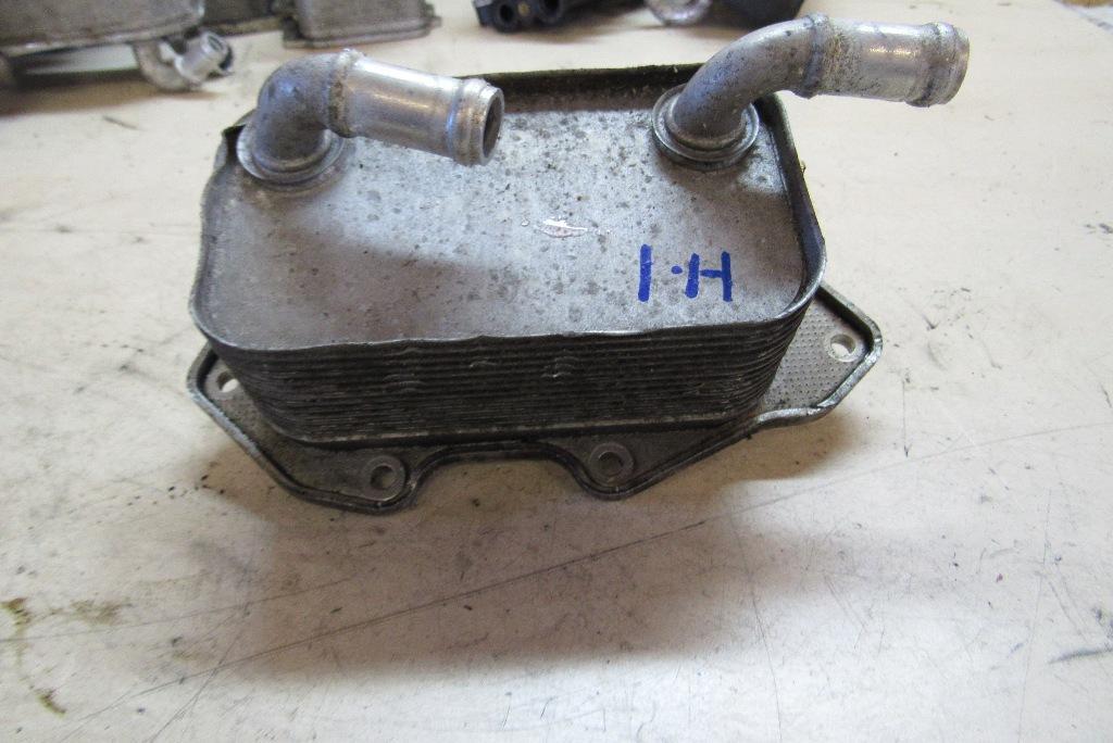 радиатор масляный Audi A5 8T 2007, 3.2 л., CALA, бензин, купе, 06E117021G - фото №1