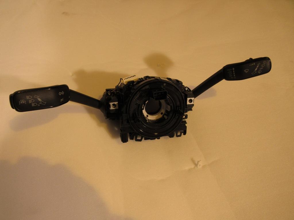 переключатель подрулевой (стрекоза) Skoda Kodiaq 1 поколение 2016, 2.0 л., CZPA, бензин, внедорожник 5 дв., 5Q0953507HN - фото №1