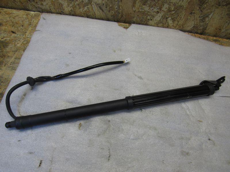 амортизатор крышки багажника (3-5 двери) Toyota RAV4 5 поколение (XA50) 2019, 2.5 л., гибрид, 68910-42060 - фото №1