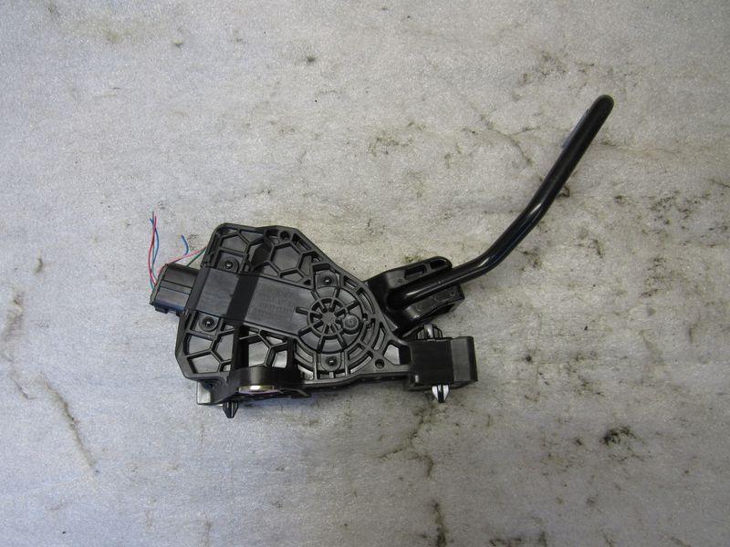 педаль Toyota RAV4 5 поколение (XA50) 2020, 2.5 л., гибрид, 7811033140 - фото №1