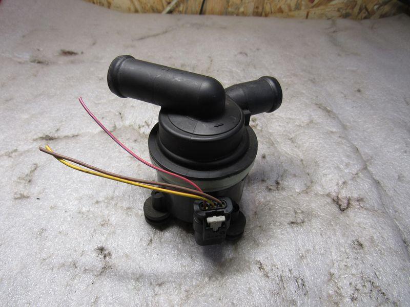 насос антифриза дополнительный Volkswagen Amarok 1 поколение 2012, 2.0 л., дизель, 03L965561A - фото №1