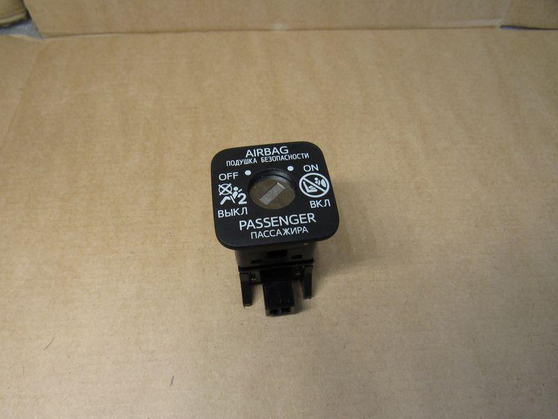 кнопка Airbag Toyota RAV4 5 поколение (XA50) 2020, 2.5 л., гибрид - фото №1