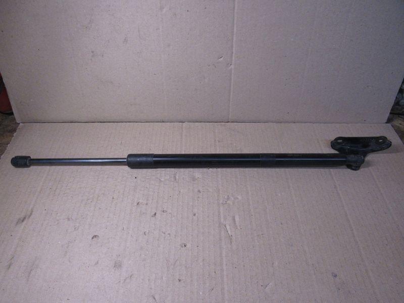 амортизатор крышки багажника (3-5 двери) Toyota RAV4 5 поколение (XA50) 2019, 2.5 л., гибрид, 68950-0R060 - фото №1