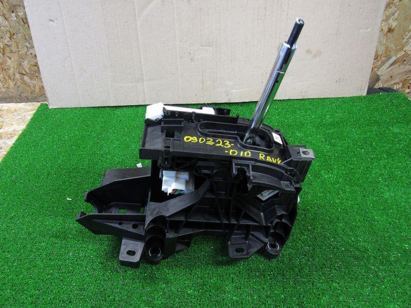 кулиса Toyota RAV4 5 поколение (XA50) 2020, 2.5 л., гибрид - фото №1