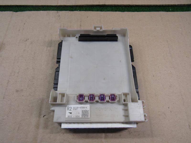 блок предохранителей Toyota RAV4 5 поколение (XA50) 2020, 2.5 л., гибрид, 82730-42890 - фото №1