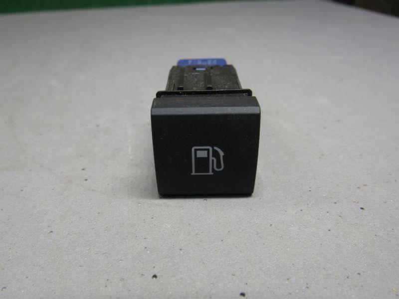 кнопка открытия лючка топливного бака Toyota RAV4 5 поколение (XA50) 2019, 2.5 л., гибрид - фото №1