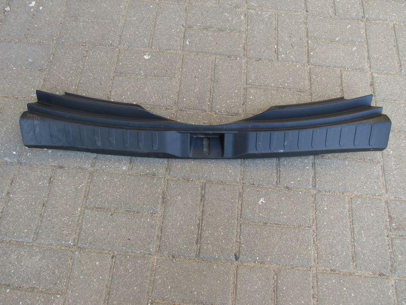 накладка внутренняя на заднюю панель кузова Toyota RAV4 5 поколение (XA50) 2021, 2.5 л., гибрид, 58387-42090 - фото №1