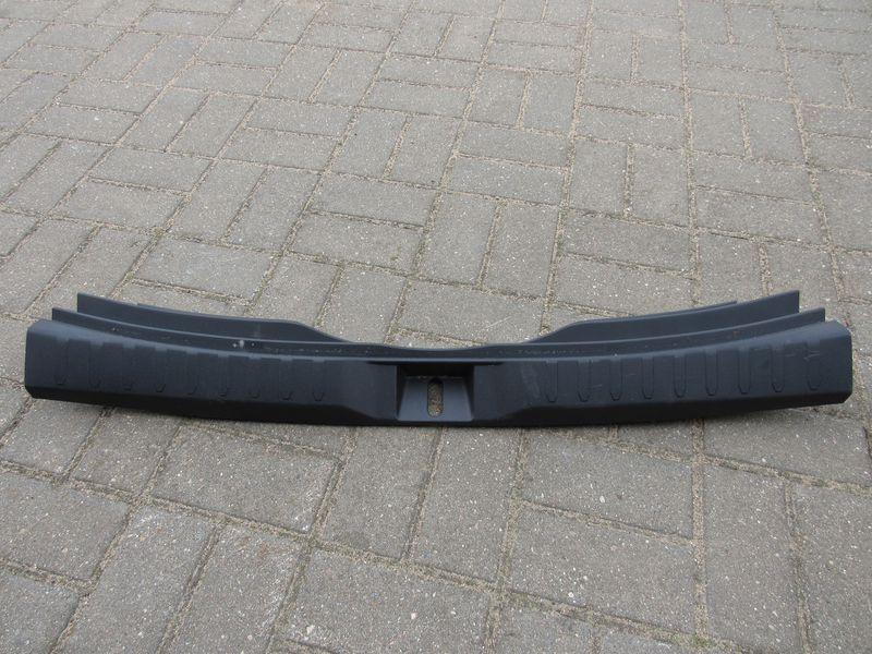 накладка внутренняя на заднюю панель кузова Toyota RAV4 5 поколение (XA50) 2021, 2.5 л., гибрид, 58387-42090 - фото №1