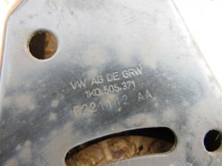 рычаг задний нижний Volkswagen Tiguan 1 поколение [рестайлинг] 2011, 1K0505371