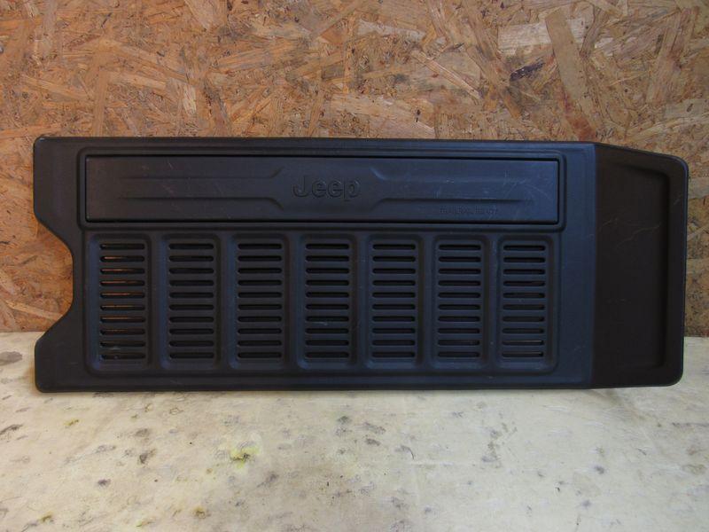 обшивка крышки багажника Jeep Wrangler 4 поколение 2023, 2.0 л., бензин, АКПП - фото №1