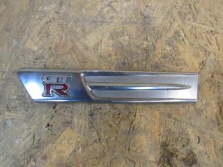 эмблема Nissan GT-R R35 [2-й рестайлинг] 2014, 63871-JF00