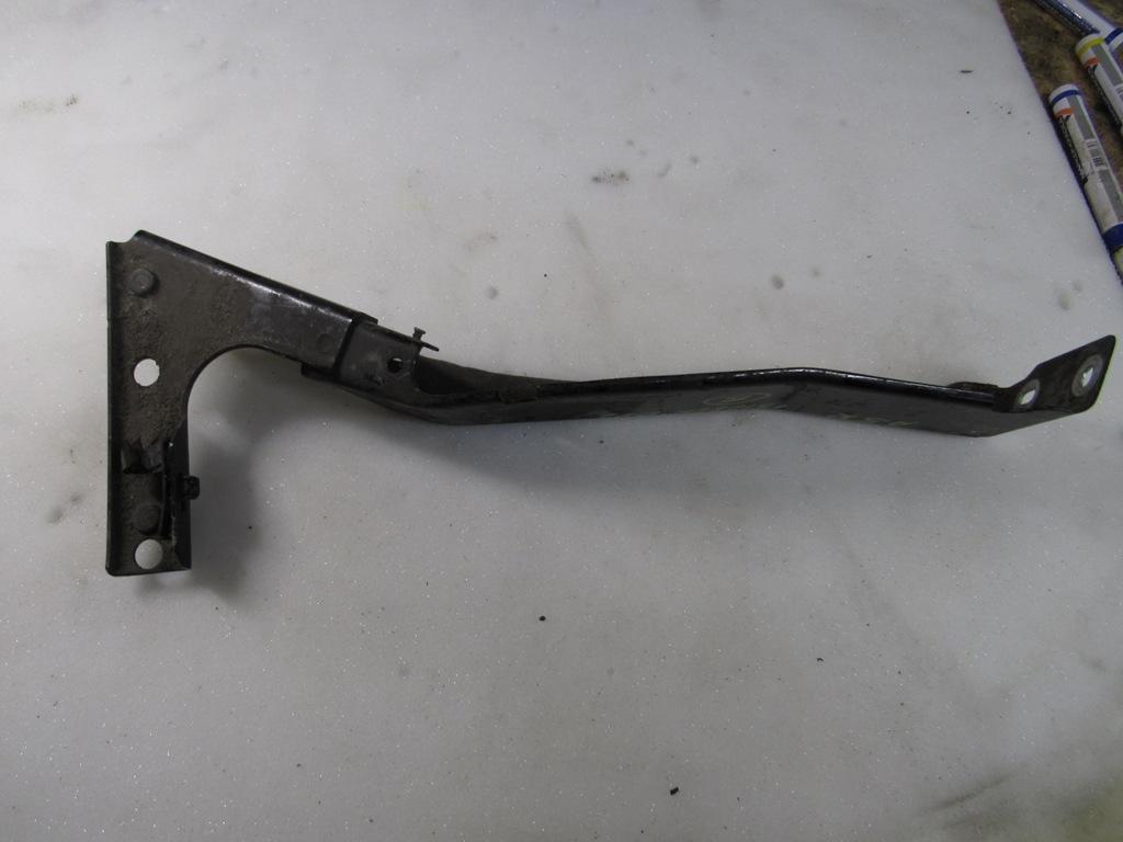 крепление крыла переднего правого Audi A5 8T 2009, 8T0821136G - фото №1