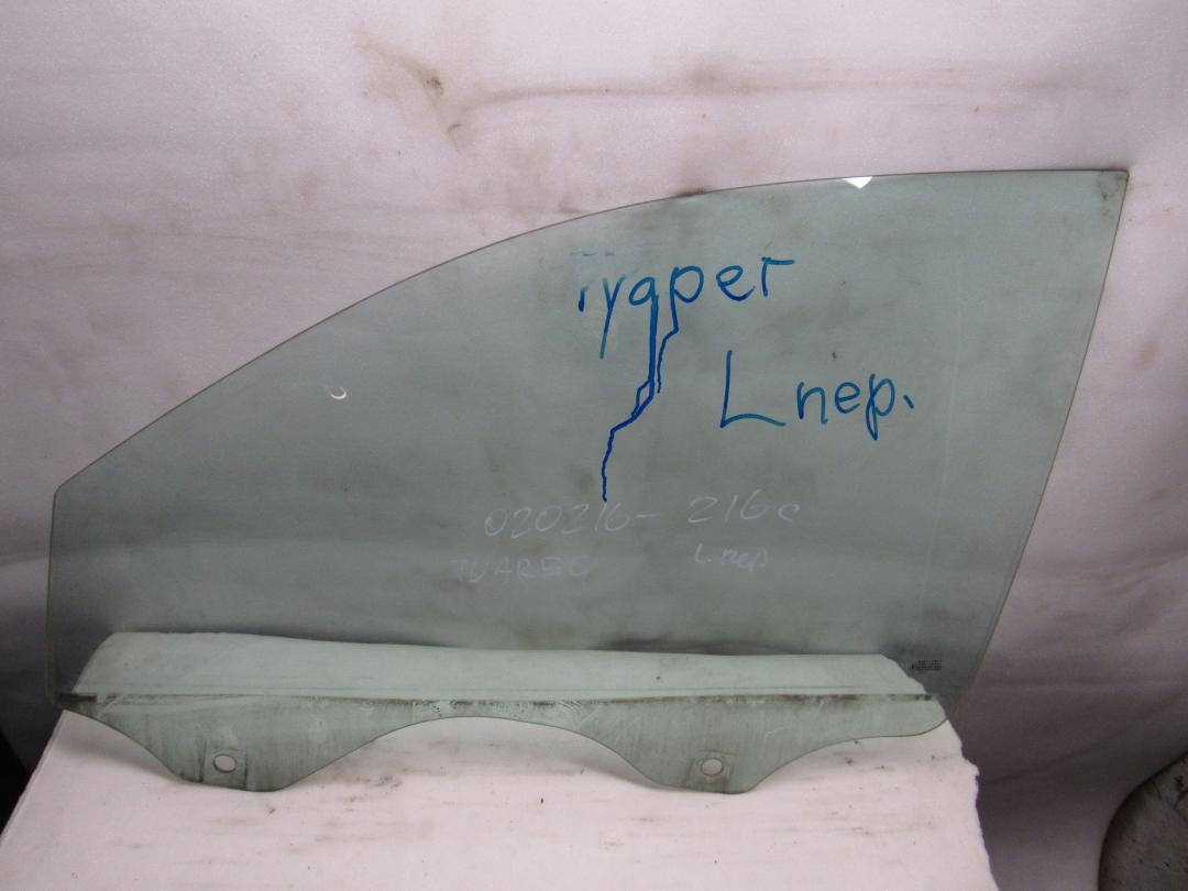 стекло двери передней левой Volkswagen Touareg 1 поколение 2004 - фото №1