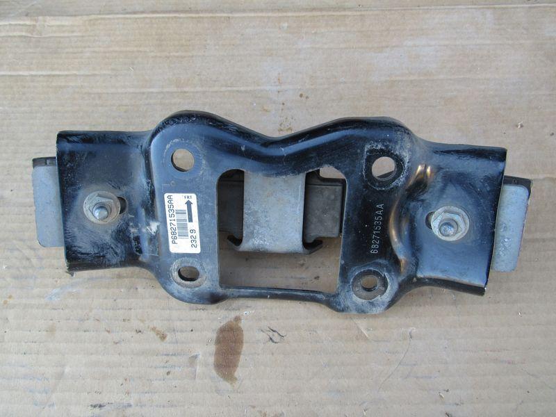 подушка крепления КПП Jeep Wrangler 4 поколение 2020, 2.0 л., бензин, P68271535AA - фото №1