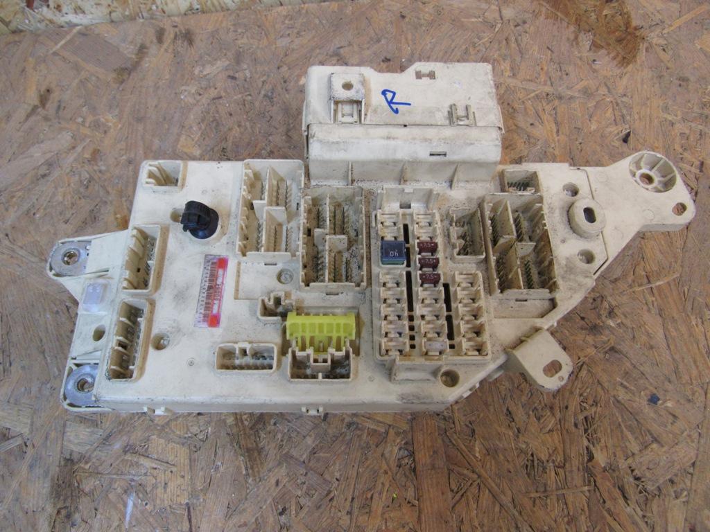 блок предохранителей Toyota Land Cruiser J100 2002 - фото №1
