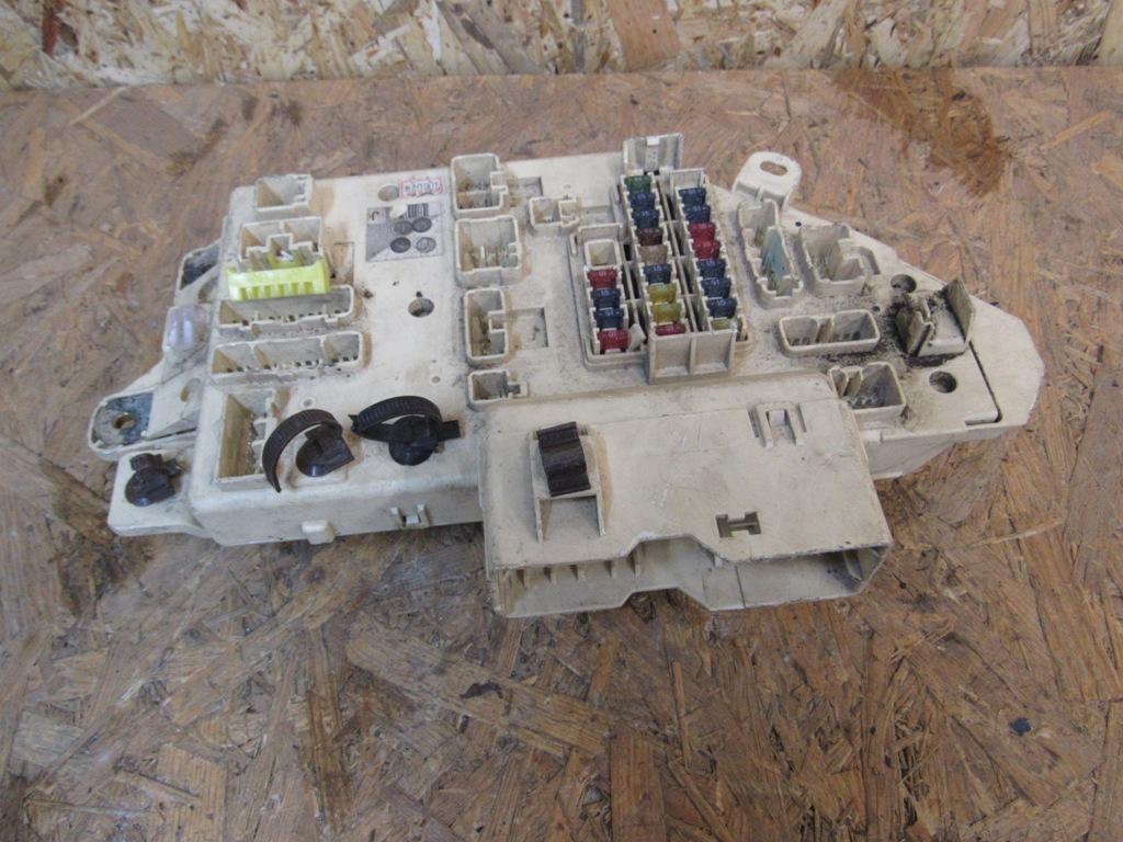 блок предохранителей Toyota Land Cruiser J100 2002 - фото №1
