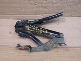 петля капота правая Peugeot 5008 2 поколение 2020, 2.0 л., дизель, 9814188880