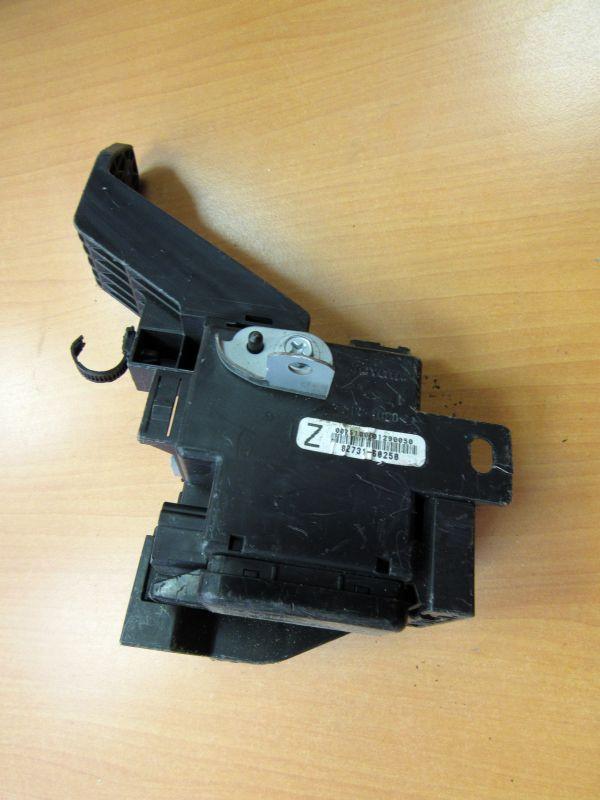 блок предохранителей Toyota Land Cruiser J200 2009, 82731-60250 - фото №1