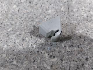 Крепление (крючок) солнцезащитного козырька Opel Corsa D (2006 - 2010), 13204027