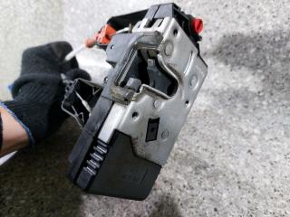 замок двери задней левой Opel Zafira 1 поколение (A) (1999 - 2003)